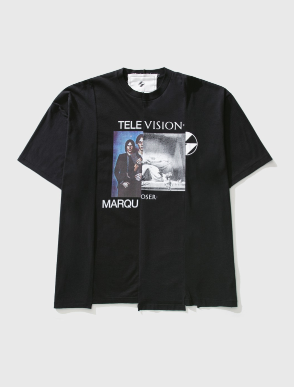 2022年12月23日配信「足音」ブログのなかでJENが着用していたのは、The Television（ザ・テレヴィジョン）と Joy Division （ジョイ・ディヴィジョン）のドッキングTシャツ。